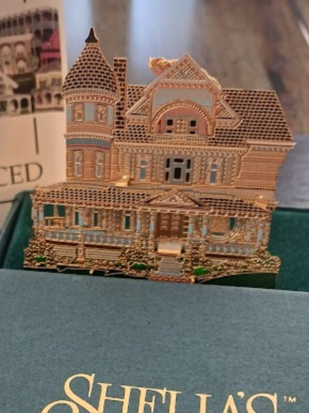 Shelia's 3D Historical Ornament Queen Anne Mansion Eureka Springs AR 1996 w/box